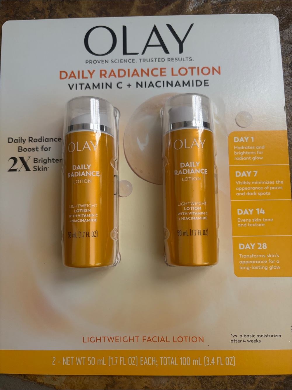 OLAY Daily Radiance Lotion Vitamin C + Niacinamide - Gold
